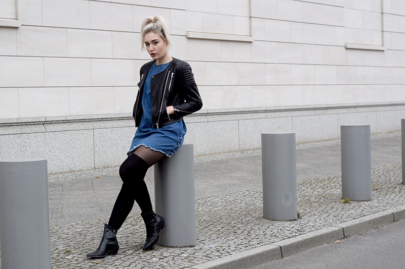 ootd-Outfit-Look-Style-Blogger-Modeblogger-Fashionblogger-Munich-München-Jeans-Denim-Dress-Jeanskleid-Lederjacke-Streetstyle-Zara-Spring-Look-Style